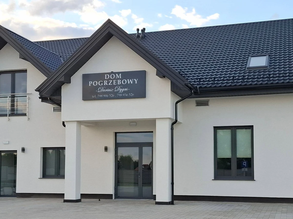 Wejście do domu pogrzebowego Dygas przy ulicy Liliowej 7 w Myszyńcu Starym